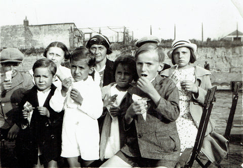 "Enfants et cornets de frites", Belgique années 50 (photo ancienne, anonyme)